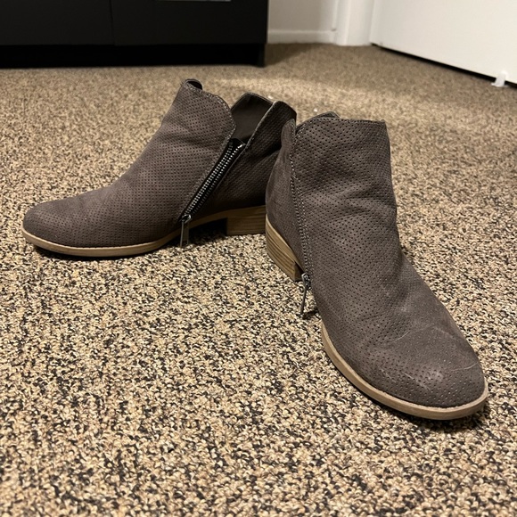 Universal Thread Booties - Picture 3 of 3